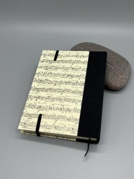 Rückseite Buch Leinenrücken Gummiband handgebunden Notizen Noten Musik schwarz beige